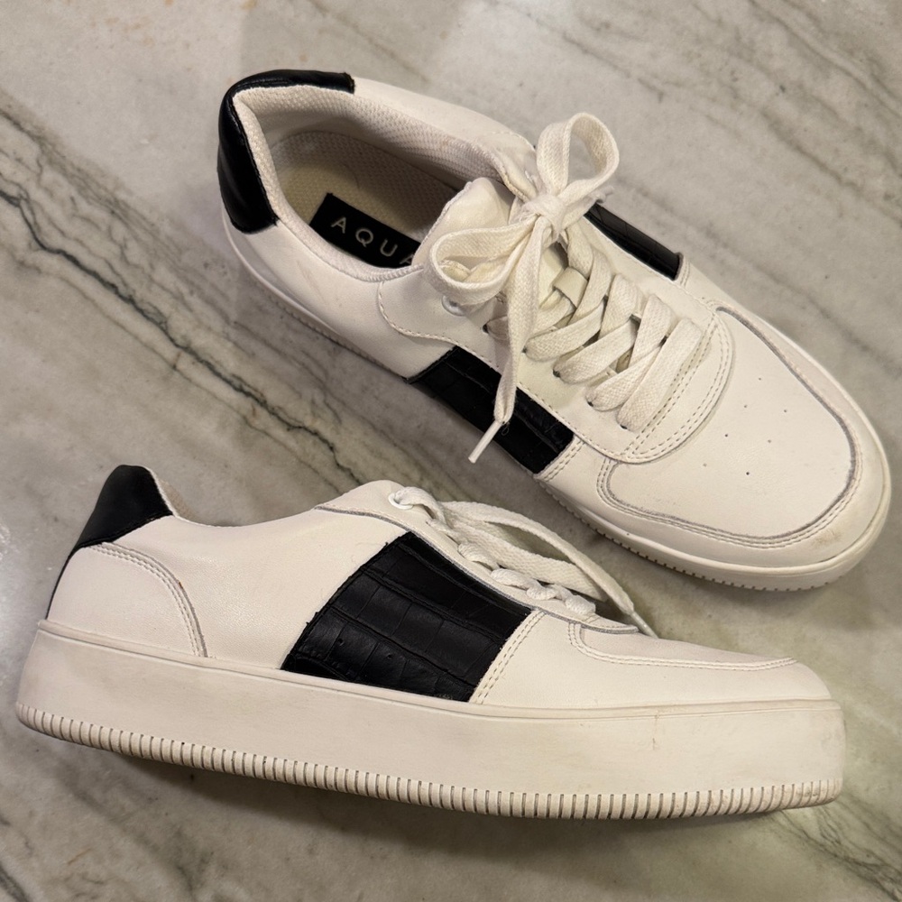 Aqua White and Black Casual Leather Sneakers women’s size 9 great walking shoes
